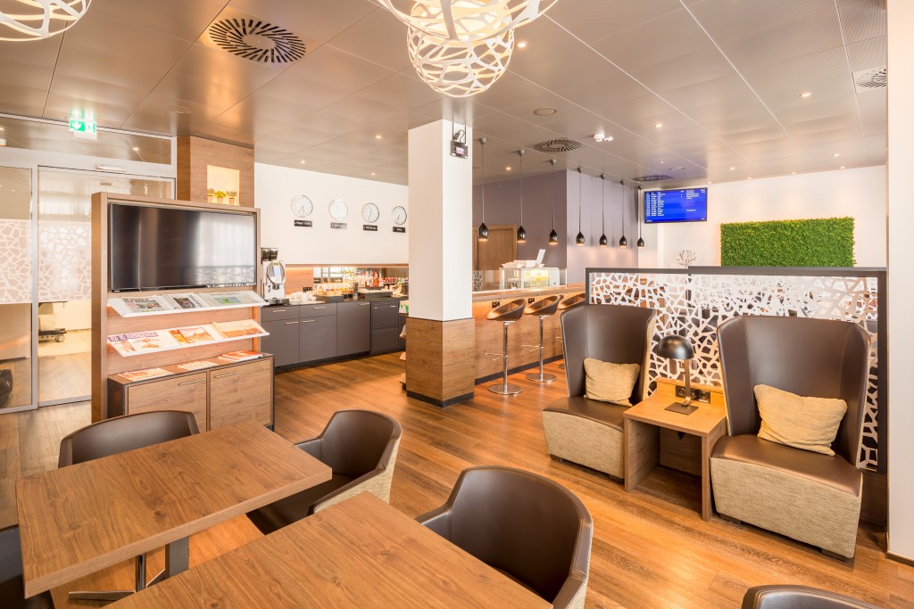 Salzburger Flughafen — Salzburg Airport Lounge — Bild 4